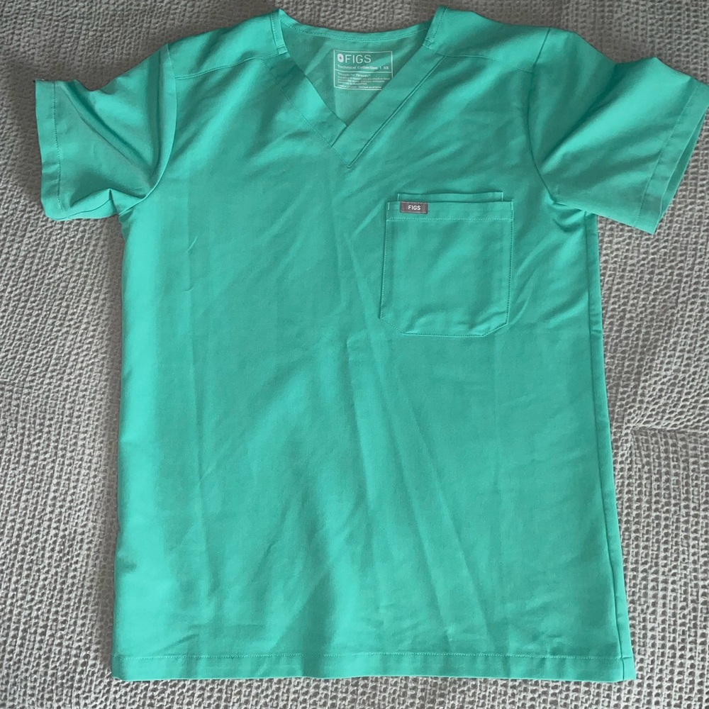 Leon Three-Pocket Scrub Top